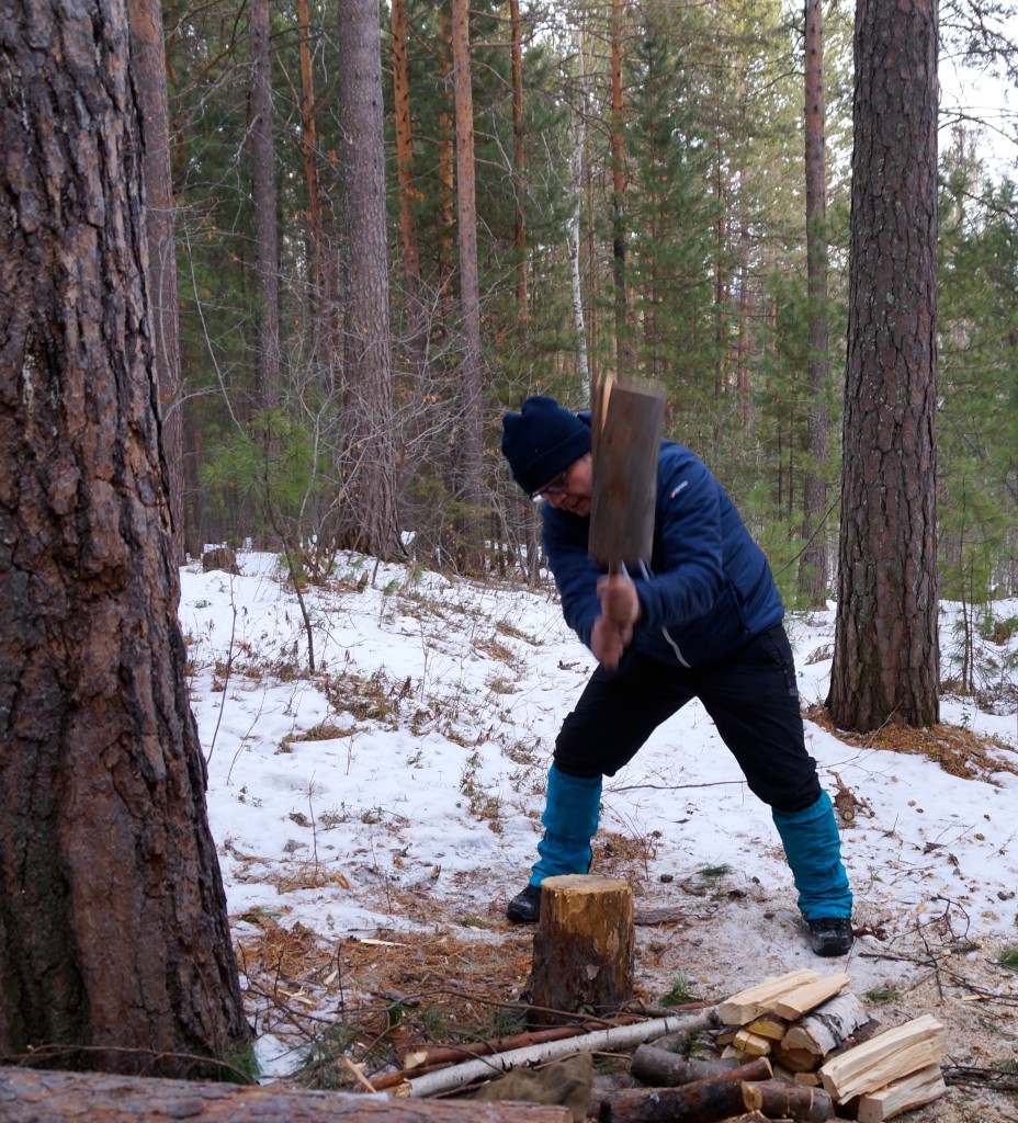 Micha hackt Holz