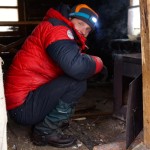 Dima beim Ofen anfeuern