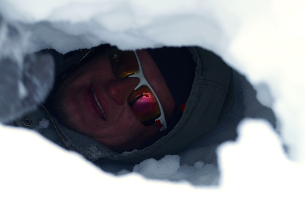 Dima entdeckt eine Schneehöhle