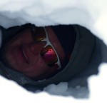 Dima entdeckt eine Schneehöhle