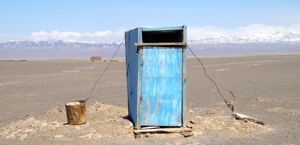 Wüste Gobi: gesichertes Klohäuschen