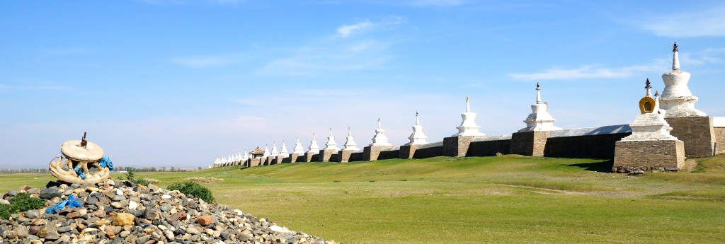 Mauer mit 108 Stupas