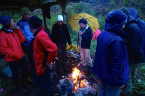 heiß begehrte Plätze rund ums Lagerfeuer