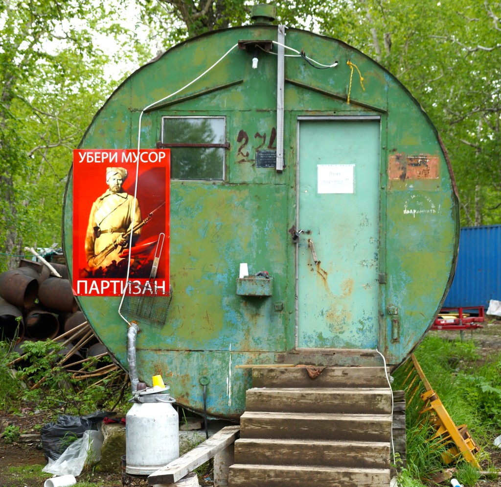 Russische Propaganda: "Müll wegräumen, Partisan!"